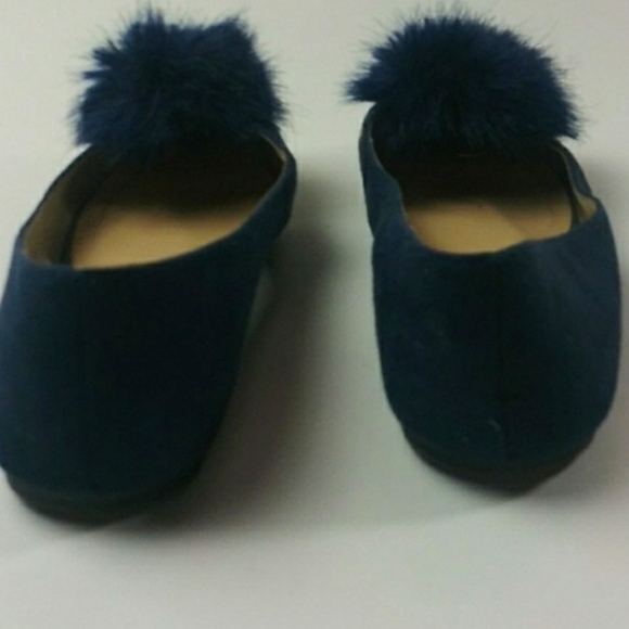 🔥 BLUE SUEDE FLATS W/FUR POMPOM - Picture 3 of 3